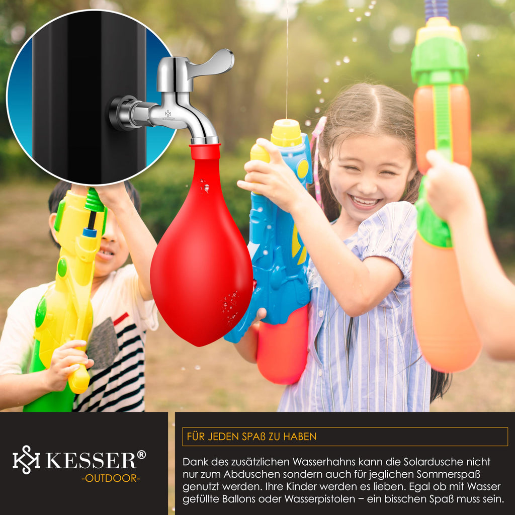 Solardusche 60 L für Garten und Pool mit 60 °C Wassertemperatur 62 Düsen 360° Regenduschkopf Wasserhahn Ablage und Schutzhaube