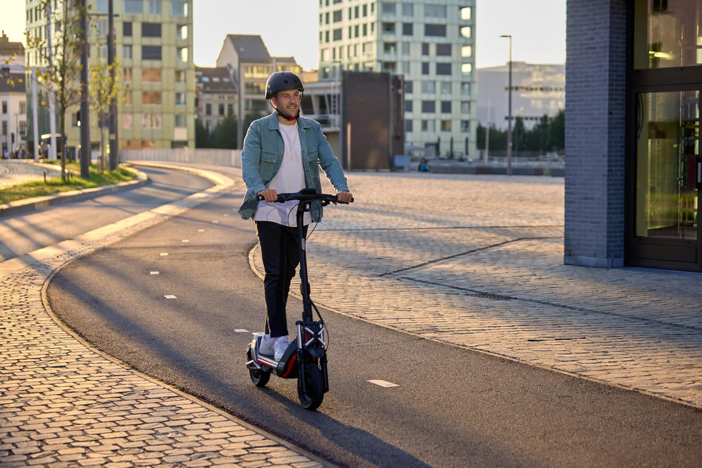 E-Scooter ZT3 Pro D mit 70 km Reichweite Vollfederung 11 Zoll Offroad-Reifen 120 kg Tragkraft und Apple Find My