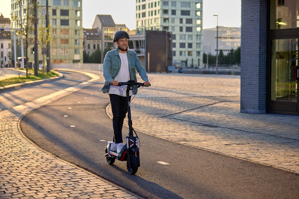 E-Scooter ZT3 Pro D mit 70 km Reichweite Vollfederung 11 Zoll Offroad-Reifen 120 kg Tragkraft und Apple Find My