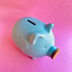 Keramik-Sparschwein mit Blumenrelief, Steinzeug, Grau, 16 cm Höhe