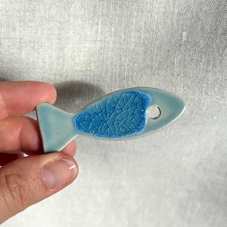 Keramik Fisch Anhänger Unikat - Steinzeug handgetöpfert - einseitig glasiert