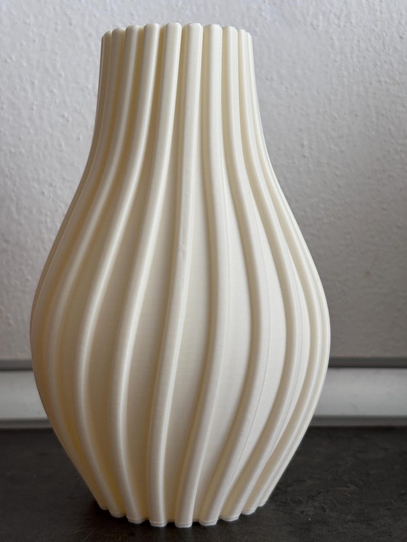 Modernes, gewelltes Keramik-Vase, nordischer Stil, dekoratives Wohnaccessoire