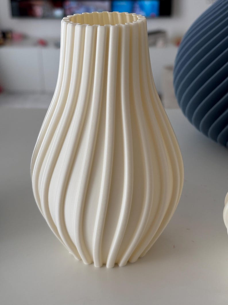Modernes, gewelltes Keramik-Vase, nordischer Stil, dekoratives Wohnaccessoire