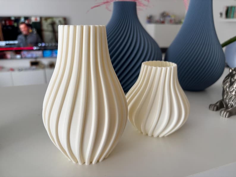 Modernes, gewelltes Keramik-Vase, nordischer Stil, dekoratives Wohnaccessoire