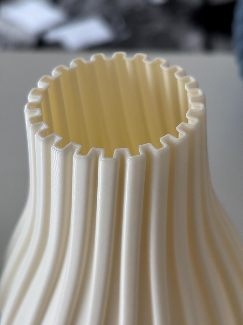 Modernes, gewelltes Keramik-Vase, nordischer Stil, dekoratives Wohnaccessoire