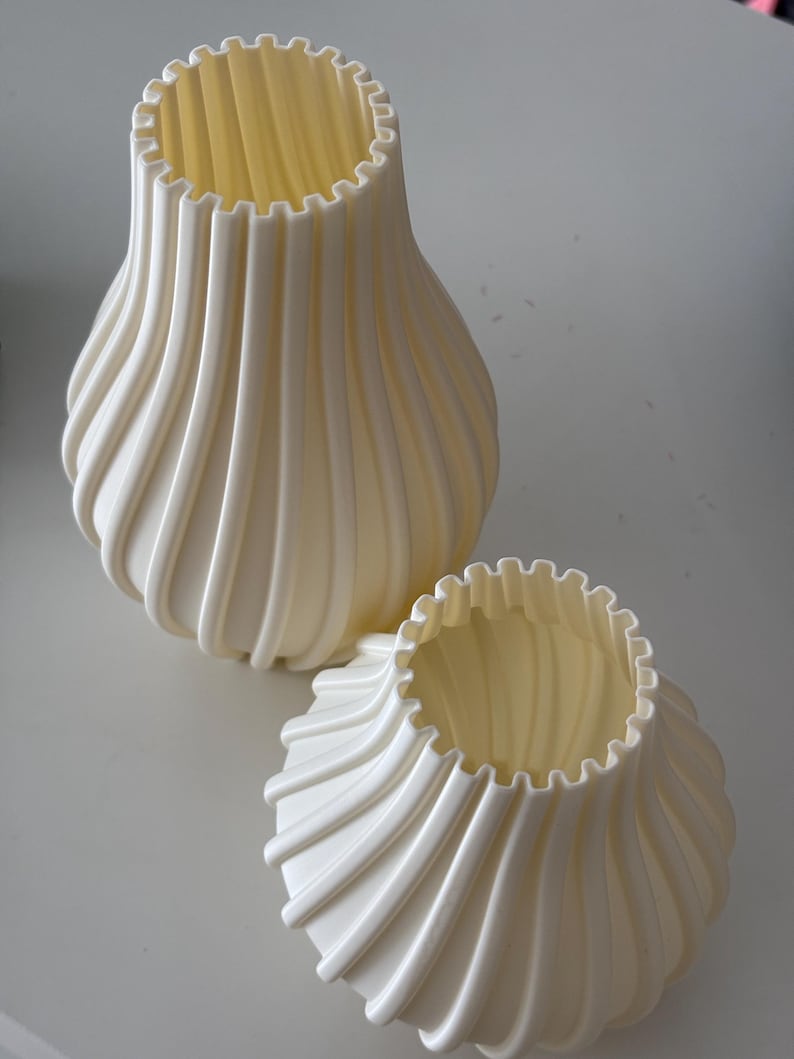 Modernes, gewelltes Keramik-Vase, nordischer Stil, dekoratives Wohnaccessoire