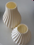Modernes, gewelltes Keramik-Vase, nordischer Stil, dekoratives Wohnaccessoire