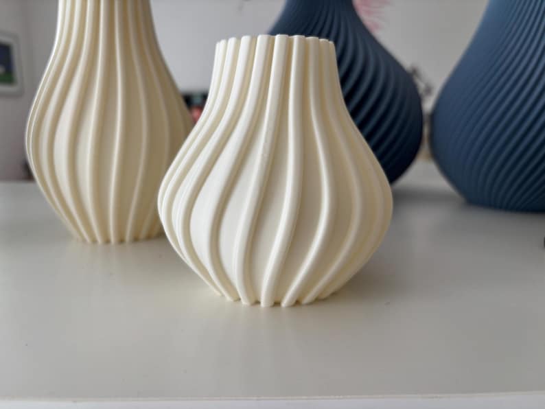 Modernes, gewelltes Keramik-Vase, nordischer Stil, dekoratives Wohnaccessoire