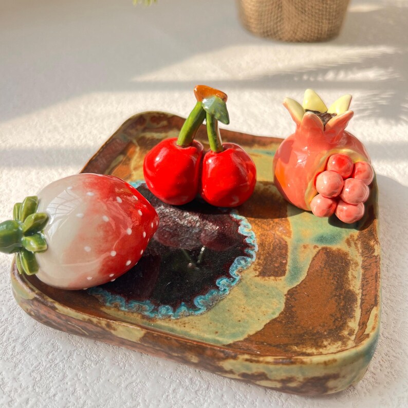 Keramikobst-Dekor-Set – Erdbeer-Granatapfel-Kirsch-Figuren, Handgefertigte Mini-Figuren für Regal-Schreibtisch-Dekoration