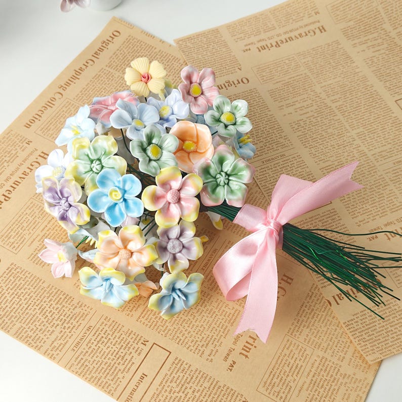 Handgefertigte Keramikblume, pastellfarbene Wohnkultur, flexible Drahtstiele, glänzende Handglasur