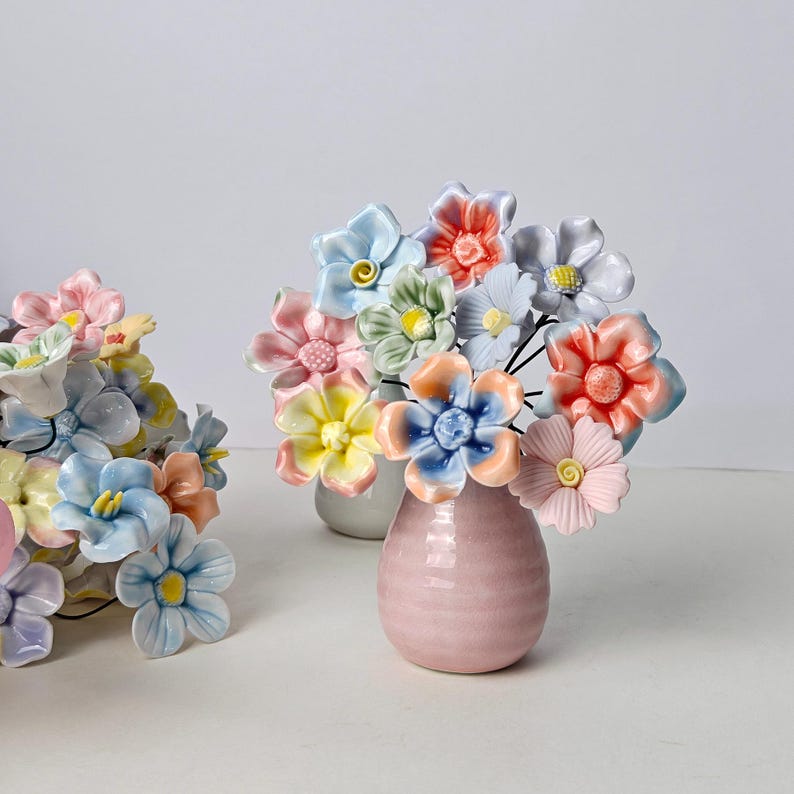 Handgefertigte Keramikblume, pastellfarbene Wohnkultur, flexible Drahtstiele, glänzende Handglasur