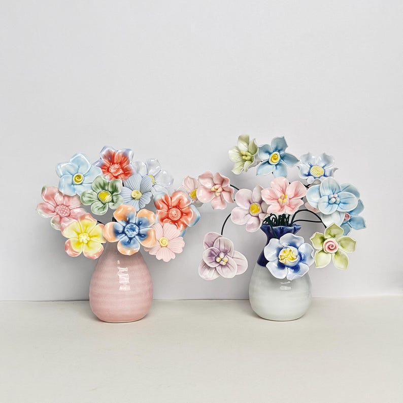 Handgefertigte Keramikblume, pastellfarbene Wohnkultur, flexible Drahtstiele, glänzende Handglasur