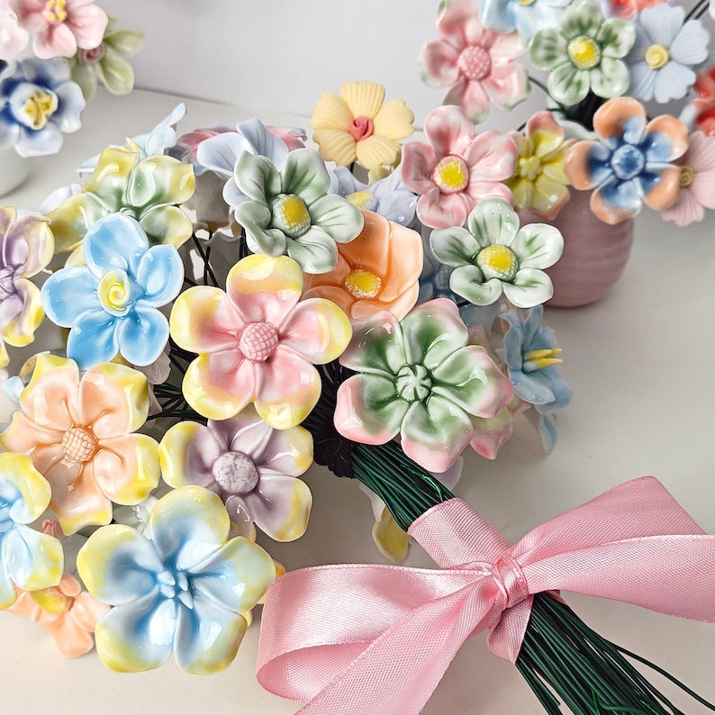 Handgefertigte Keramikblume, pastellfarbene Wohnkultur, flexible Drahtstiele, glänzende Handglasur