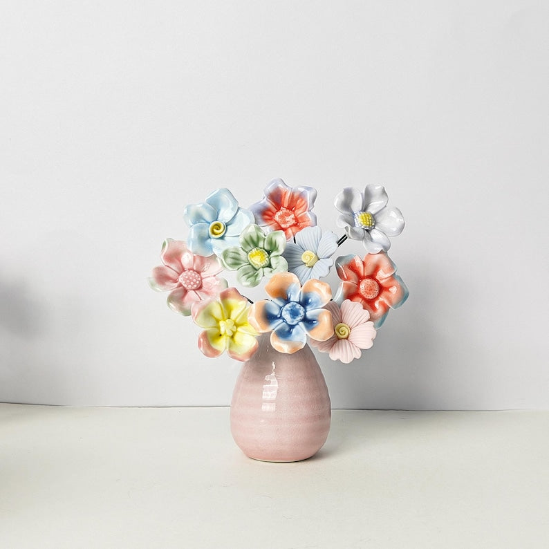 Handgefertigte Keramikblume, pastellfarbene Wohnkultur, flexible Drahtstiele, glänzende Handglasur