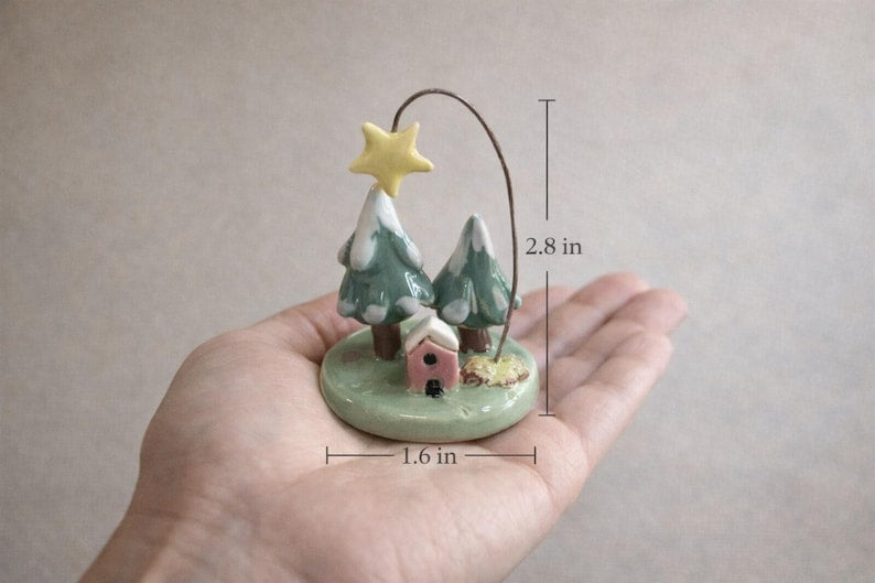 Handgefertigte Keramiklandschaft - Hütte im Wald mit Bäumen und Stern