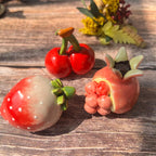 Keramikobst-Dekor-Set – Erdbeer-Granatapfel-Kirsch-Figuren, Handgefertigte Mini-Figuren für Regal-Schreibtisch-Dekoration