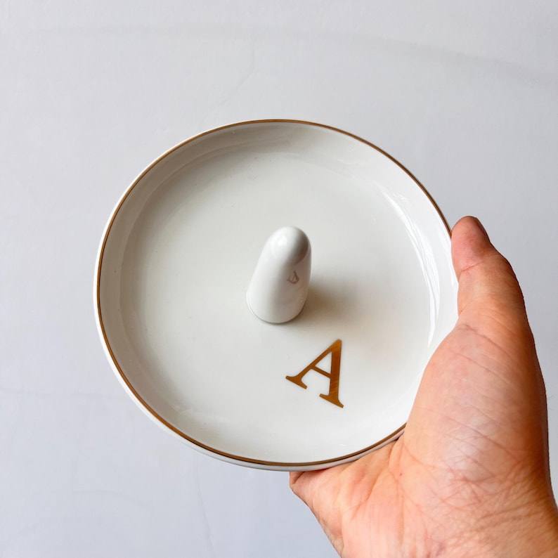 Keramik Ringschale mit Initialen, minimalistisches Schmucktablett, Schmuckorganizer für Ringe und Ohrringe, goldener Buchstabe