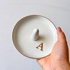 Keramik Ringschale mit Initialen, minimalistisches Schmucktablett, Schmuckorganizer für Ringe und Ohrringe, goldener Buchstabe