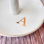 Keramik Ringschale mit Initialen, minimalistisches Schmucktablett, Schmuckorganizer für Ringe und Ohrringe, goldener Buchstabe