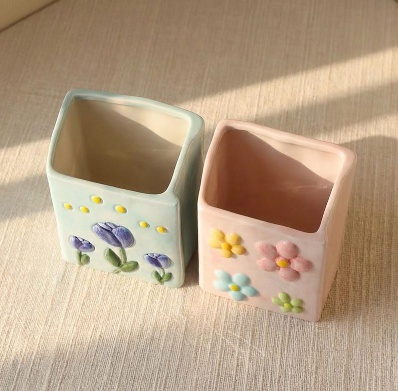 Keramik Stiftebecher mit 3D Blumenmuster, Tulpen oder Gänseblümchen, Schreibtisch Organizer, Stiftehalter, 11x7x12 cm