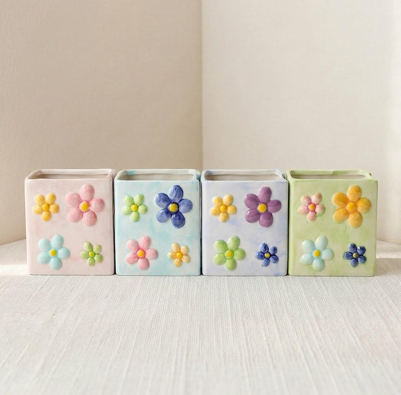 Keramik Stiftebecher mit 3D Blumenmuster, Tulpen oder Gänseblümchen, Schreibtisch Organizer, Stiftehalter, 11x7x12 cm