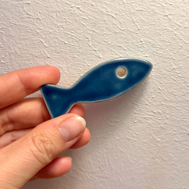 Keramik Fisch Anhänger Unikat - Steinzeug handgetöpfert - einseitig glasiert