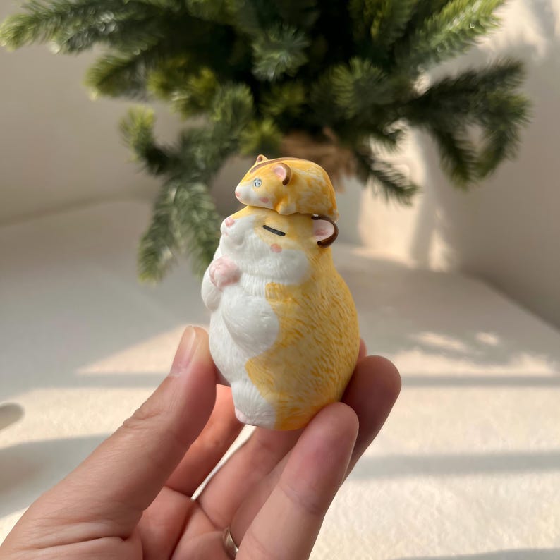 Keramik Tierfigur mit Holzsockel, 5 cm Schreibtischdekoration, Hamster Figur