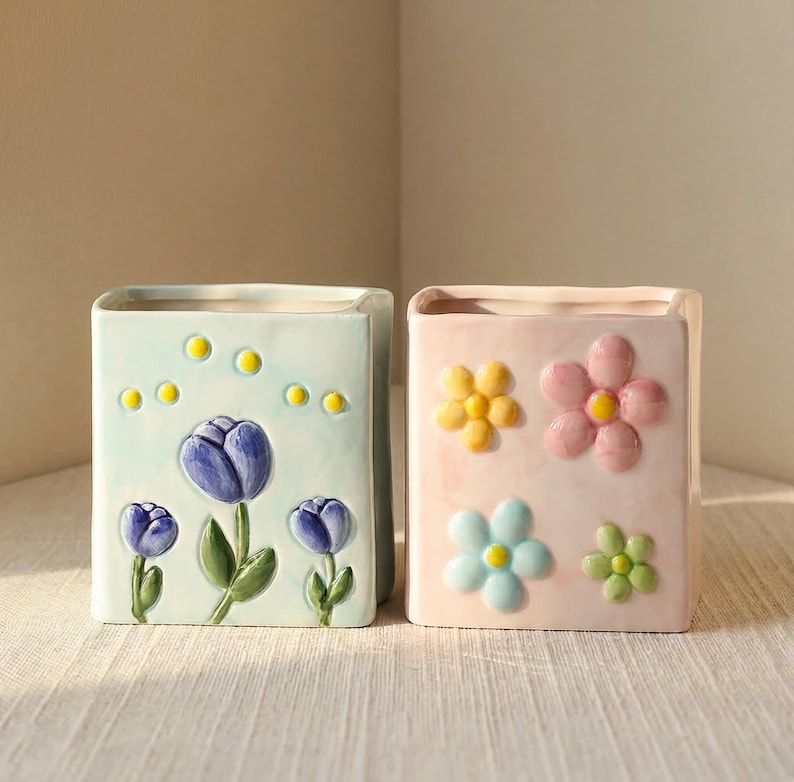 Keramik Stiftebecher mit 3D Blumenmuster, Tulpen oder Gänseblümchen, Schreibtisch Organizer, Stiftehalter, 11x7x12 cm