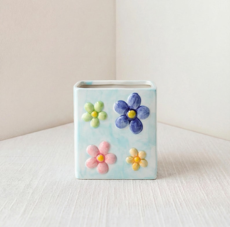 Keramik Stiftebecher mit 3D Blumenmuster, Tulpen oder Gänseblümchen, Schreibtisch Organizer, Stiftehalter, 11x7x12 cm