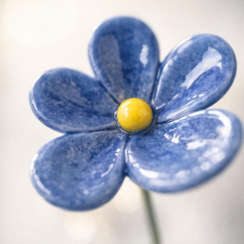 Keramik Blumenstrauß 5er Set - Glänzende Keramikblumen Dekoration für Regal, Tisch, Kaminsims in Weiß, Blau oder Grün