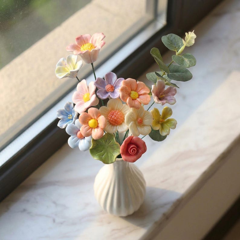 Keramik Blumenstrauß, glasierte Kunstblumen mit Drahtstiel, 21 cm Stiellänge, 3,5 cm Blütenkopf, Vase 10,5 cm