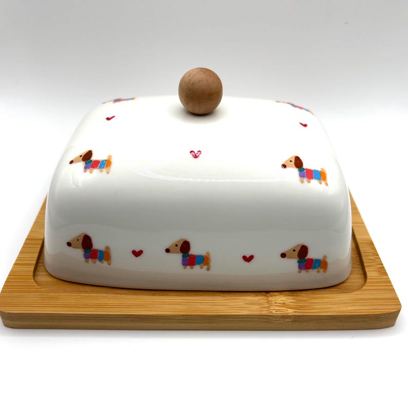 Butterdose aus Keramik und Bambus – handbemalt mit Dackelmotiv, Unikat