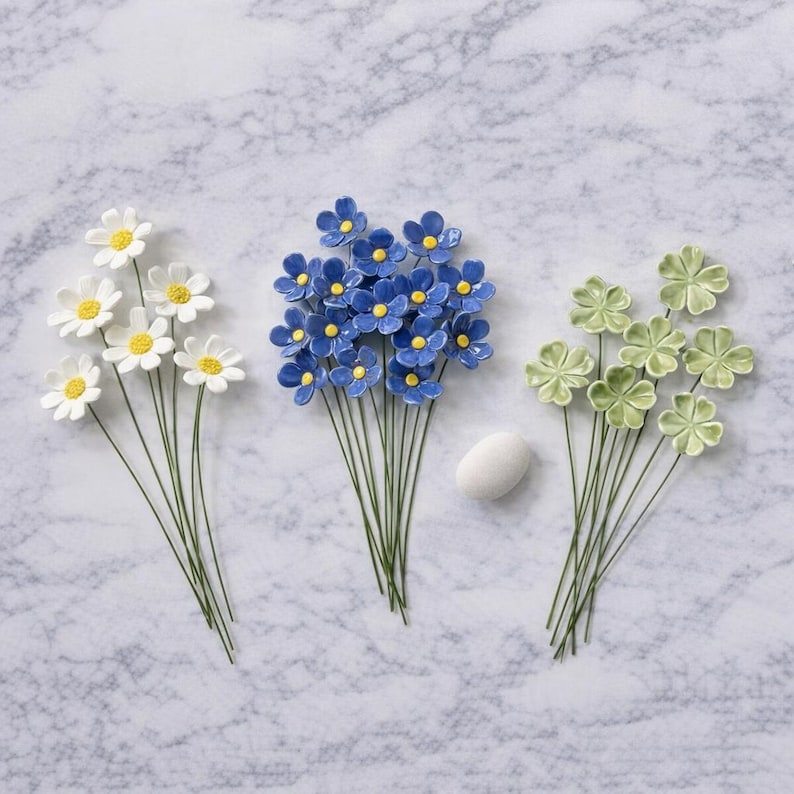 Keramik Blumenstrauß 5er Set - Glänzende Keramikblumen Dekoration für Regal, Tisch, Kaminsims in Weiß, Blau oder Grün