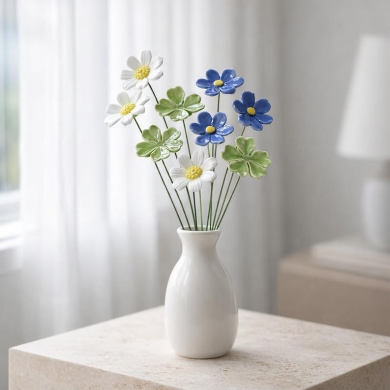 Keramik Blumenstrauß 5er Set - Glänzende Keramikblumen Dekoration für Regal, Tisch, Kaminsims in Weiß, Blau oder Grün