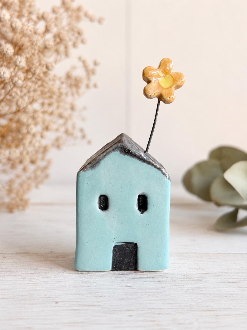 Handgefertigtes Keramikhaus mit hellblauer Glasur und Blume – kleine Dekoration für Regal und Schreibtisch