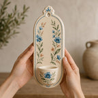 Keramik-Wandkerzenhalter mit blauen Blumen, für Stabkerze und Teelicht, handgefertigt