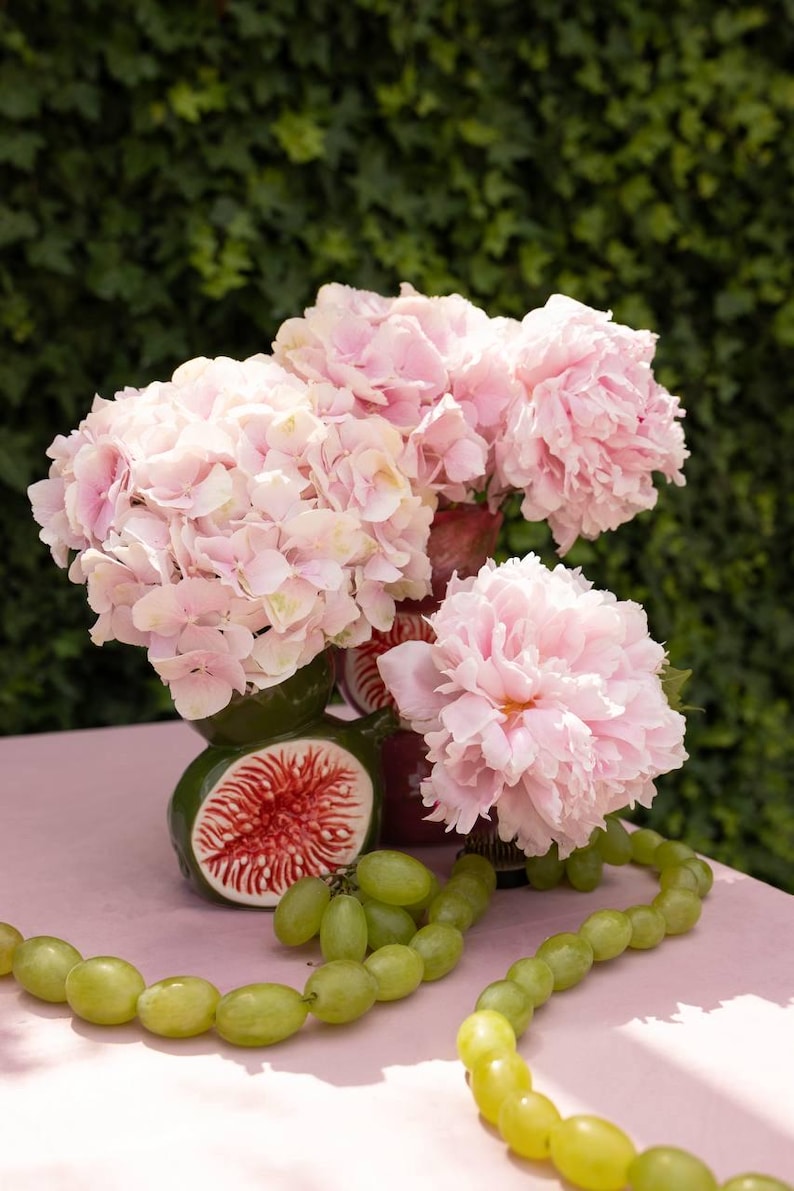 Keramikvase mit Feigenmotiv, ästhetische Obstvase für Blumen, maximalistische Feigenfigur als Wohnaccessoire