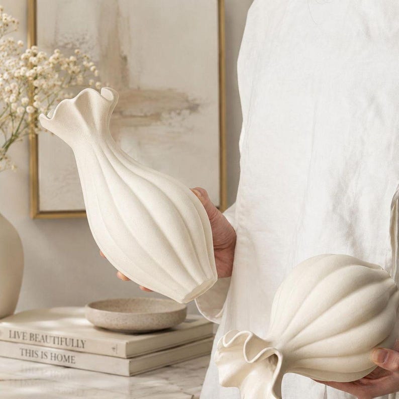 Moderne Keramikvase mit matter Oberfläche