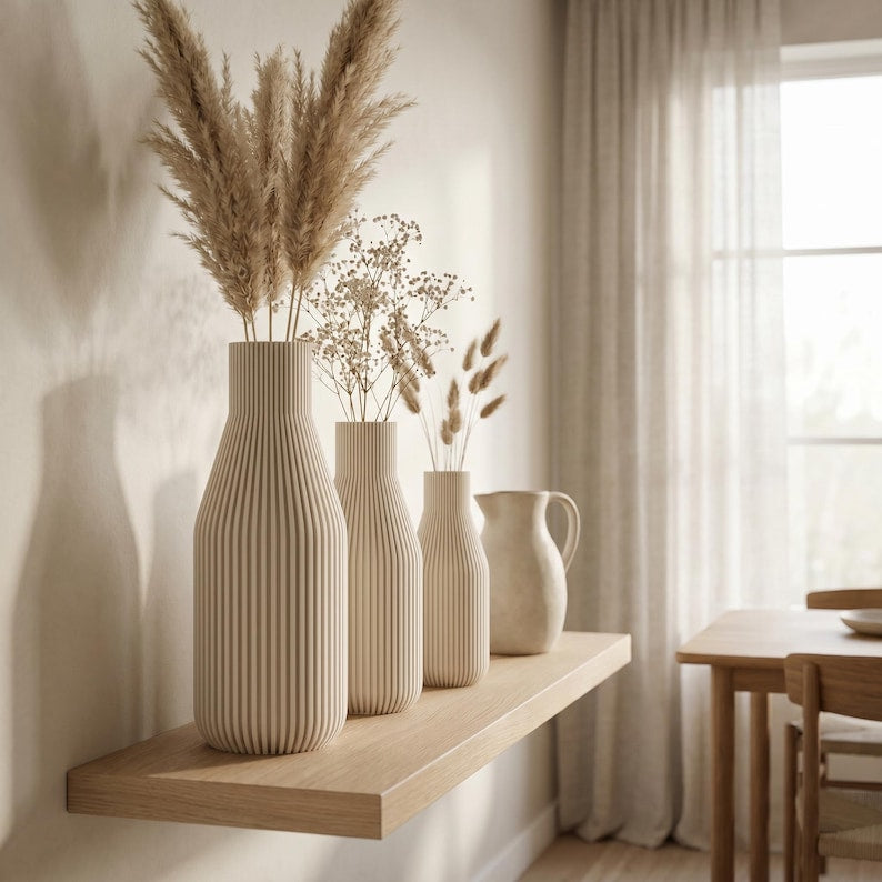 Schlanke Flaschenvase mit feinen vertikalen Rillen, Mattes Finish, 3D-Druck, Höhen 11-25 cm, Trockenblumen