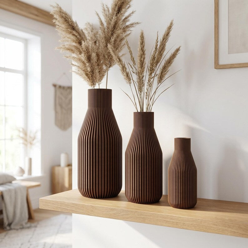 Schlanke Flaschenvase mit feinen vertikalen Rillen, Mattes Finish, 3D-Druck, Höhen 11-25 cm, Trockenblumen