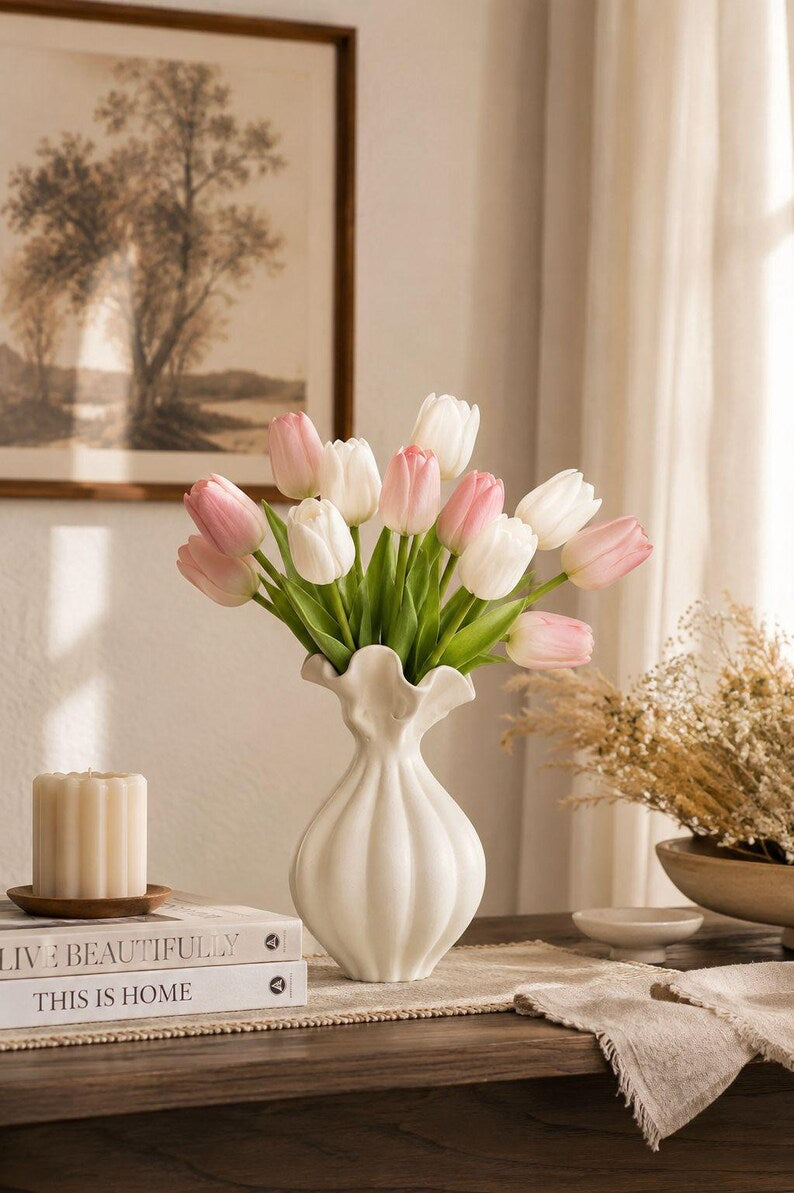 Moderne Keramikvase mit matter Oberfläche