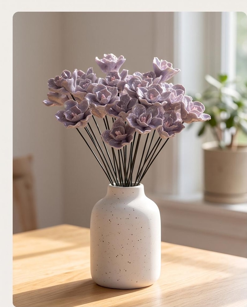 Handgefertigte irisierende keramische, lila Blüte mit gelben Staubgefäßen, Tischdeko