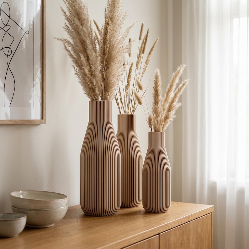 Schlanke Flaschenvase mit feinen vertikalen Rillen, Mattes Finish, 3D-Druck, Höhen 11-25 cm, Trockenblumen