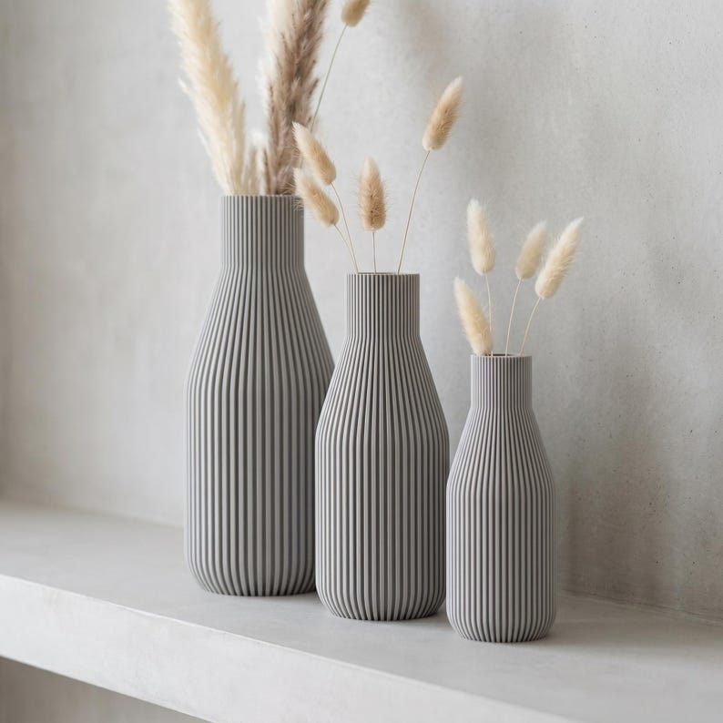 Schlanke Flaschenvase mit feinen vertikalen Rillen, Mattes Finish, 3D-Druck, Höhen 11-25 cm, Trockenblumen