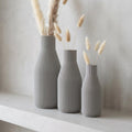 Schlanke Flaschenvase mit feinen vertikalen Rillen, Mattes Finish, 3D-Druck, Höhen 11-25 cm, Trockenblumen