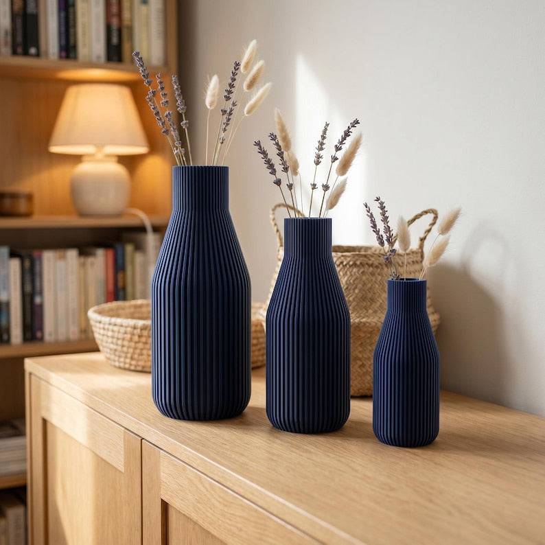Schlanke Flaschenvase mit feinen vertikalen Rillen, Mattes Finish, 3D-Druck, Höhen 11-25 cm, Trockenblumen