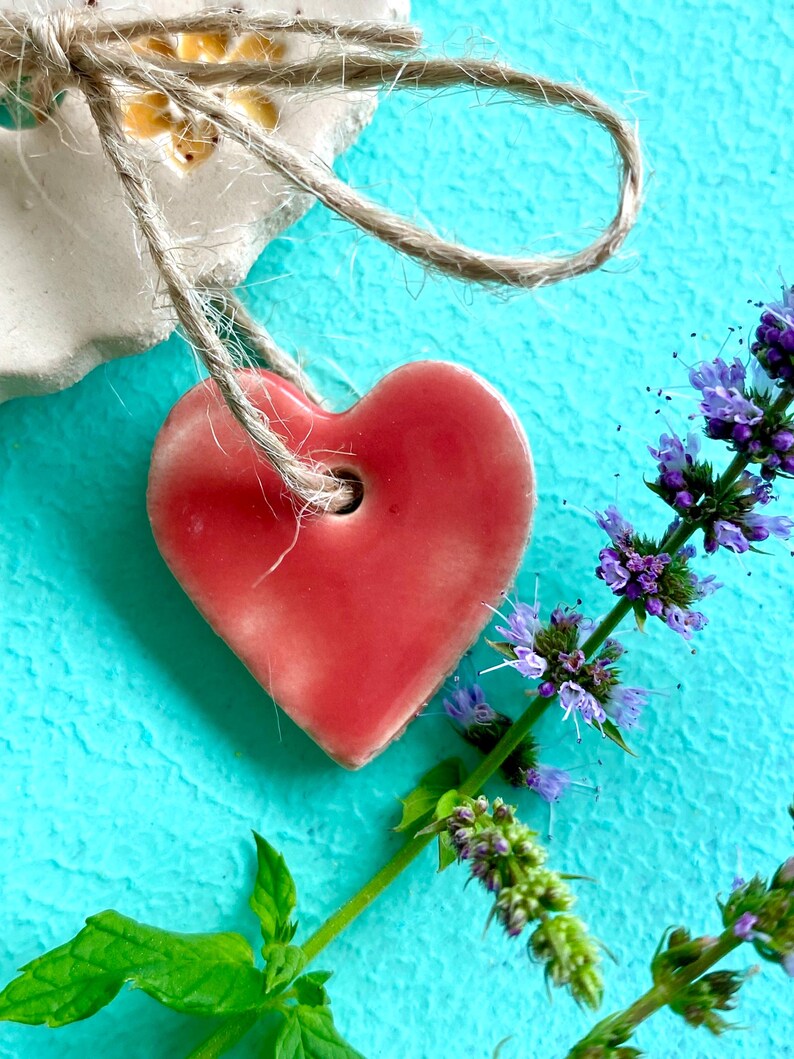 Blumenretter „Wiesenzauber“ groß, Set mit Keramik-Herz-Anhänger, handgetöpfert, für Vasen