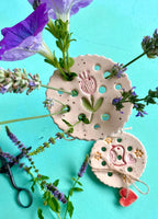 Blumenretter „Wiesenzauber“ groß, Set mit Keramik-Herz-Anhänger, handgetöpfert, für Vasen