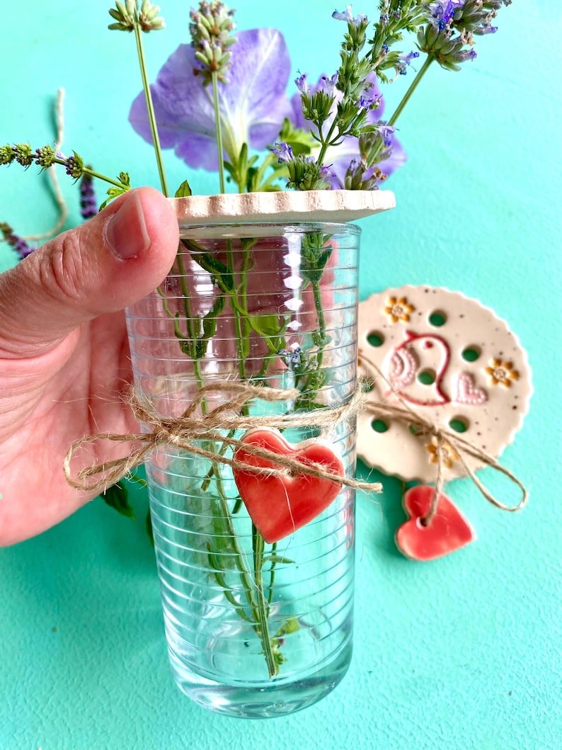 Blumenretter „Wiesenzauber“ groß, Set mit Keramik-Herz-Anhänger, handgetöpfert, für Vasen