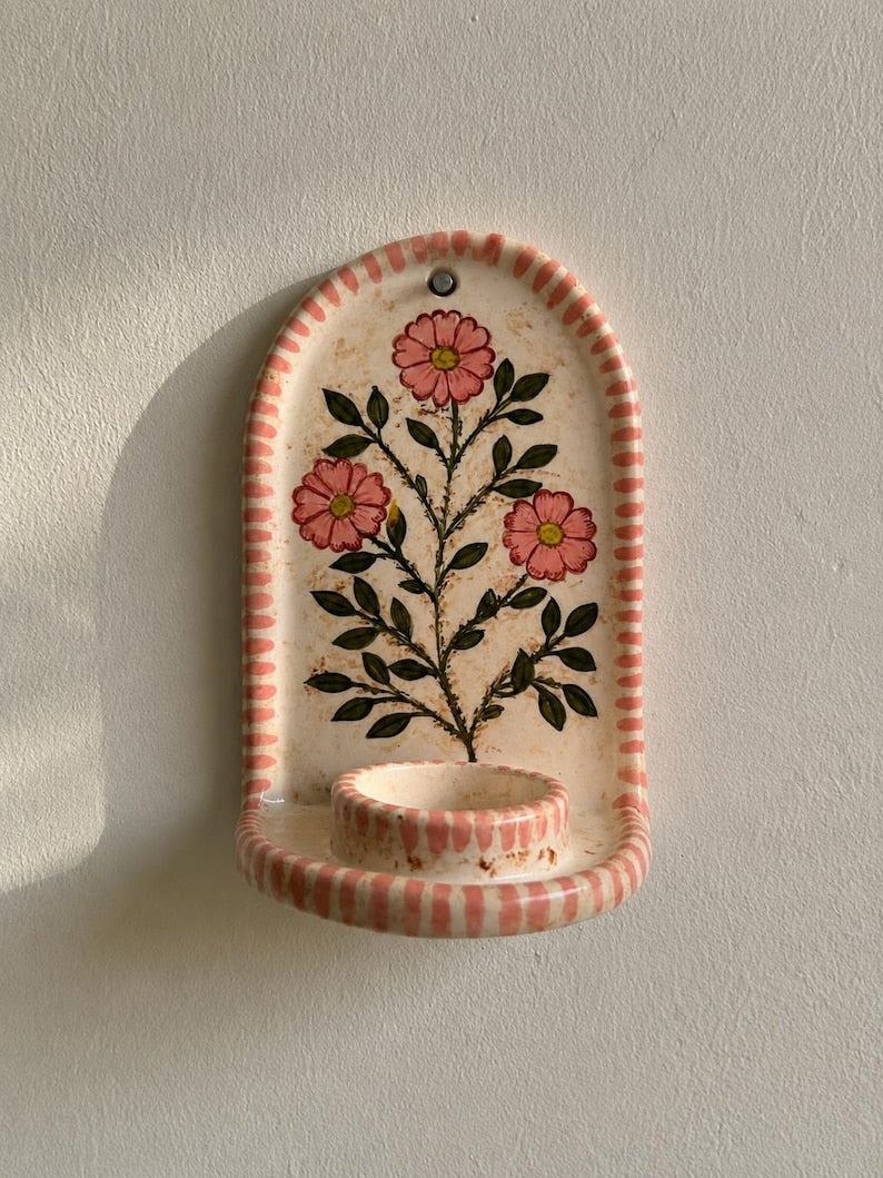 Handgefertigter Keramik Wandkerzenhalter mit floralem Design für Stabkerzen, Set mit 2 Sojawachs Kerzen